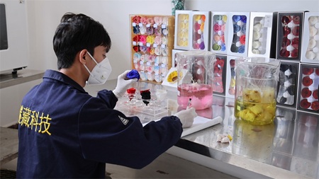 调色技术员张寅正在调色配比|陕西省花卉协会
